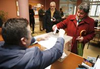 Un momento de las votaciones celebradas ayer en el consistorio de Cedeira. 