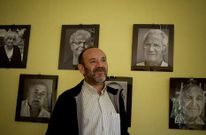 Alg�ns dos retratos feitos por Xo�n Romeu xa est�n colgados no local de Tempo Novo. 