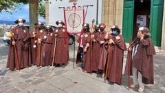 Membros da asociaci�n Cami�os a Santiago pola Ribeira Sacra estrearon o estandarte da entidade asistindo a unha misa na igrexa da R�goa