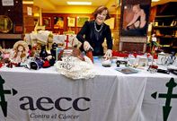 Mar�a Jos� Crespo en el rastrillo navide�o de la Asociaci�n contra el C�ncer.