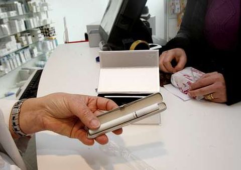 Venta de un cigarrillo electr�nico en una farmacia gallega.