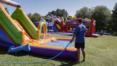 Hinchables con agua instalado en Los Robles, junto al Mi�o