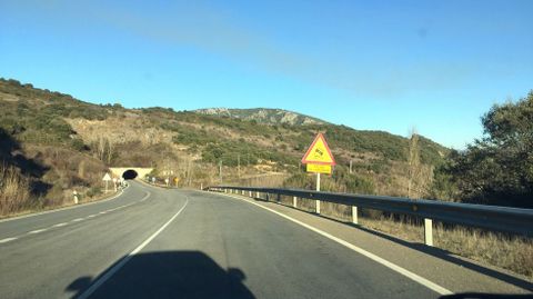 El estado de la N-120.badenes
Un aviso que se mantiene. Entre los t�neles que hay a la salida de Valdeorras hacia el Bierzo, la carretera muestra un importante bad�n, del que alerta desde hace tiempo una se�al. Sigue sin reparar.