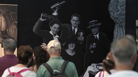 Visitantes ante un panel de escanciadores de sidra en el stand de Gij�n este mi�rcoles en la Feria Internacional de Muestras de Asutrias (FIDMA) 