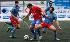 El delantero del Berganti�os Rub�n M�rzquez lucha por un bal�n ante el ceense Fiuza. 