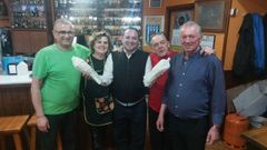 Manuel, con sus dos bocadillos, rodeado por el equipo de O Tranquilo: Lucho, Ana, Tanis y Guillermo