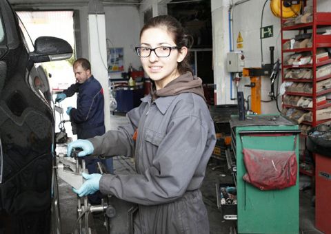 Judit Castro Pose est� de pr�cticas en Talleres Berm�dez. 