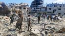Palestinos en el asolado barrio de Al Zaytun, en Gaza.