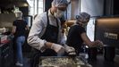 El chef francs David Gallienne prepara comida para sanitarios en la cocina de su restaurante en Giverny durante la pandemia