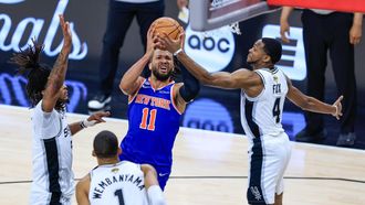Jalen Brunson, ante tres jugadores de los Spurs en las �ltimas finales de la NBA.