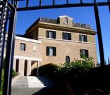 <span lang= es-es >El monasterio al que se retirar�</span>. Situado en medio de los jardines vaticanos (ver flecha blanca), el Mater Ecclesiae est� siendo reformado.