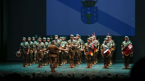 La Banda de Guerra de la Brigada Galicia VII de la BRILAT interpretando el himno de Galicia al final del acto
