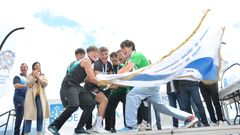 Los juveniles del Club Remo Puebla ondean la bandera ganada en el gallego de trainerillas.