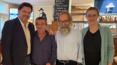 Una visita del secretario de Emigracin, a la izquierda, al centro Sementeira, que preside Ramn Carreira, con barba