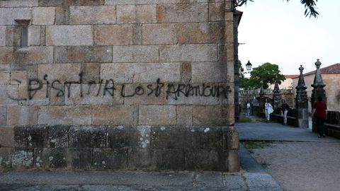 La pintada realizada este fin de semana en la iglesia de San Benito de Cambados 