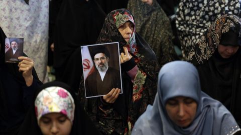 Un grupo de mujeres con velo isl�mico sostienen im�genes de Mojtaba Jamen�i durante una concentraci�n en Teher�n