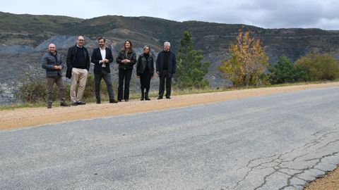 El conselleiro Diego Calvo visit la carretera de Casaio a Riodolas, en Carballeda de Valdeorras.