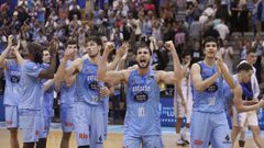 Los jugadores lucenses celebraron la victoria con la afici�n.