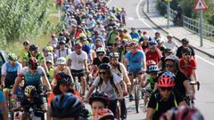 Imagen del pelotn de ciclistas antes de llegar a la avenida da Constitucin