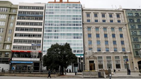 El n�mero 6 del Cant�n Grande (1970), el Edificio Granada (1974) y el antiguo Hispano Americano (1950), actual sede de la Fundaci�n Amancio Ortega y Pontegadea. 
