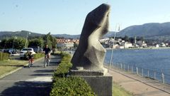 Esculturas de granito. La carretera entre Vigo y A Ramallosa fue la primera obra que destin� un 1�% de su inversi�n a embellecer el trayecto.