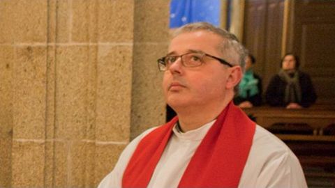 El párroco de Padrón y arcipreste de Iria, Roberto Martínez Díaz, en una foto de archivo de finales del 2014.