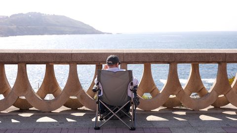 Personas esperando el eclipse desde el paseo mar�timo de A Coru�a