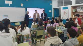 Elena Ferro con Gabriel Alén e José Ramón Romero no CEIP Santa Baia