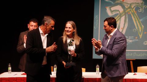 En la imagen, el presidente, Adri�n Barb�n�(dcha.), y el presidente de la Fundaci�n�Emilio Barb�n,� Jos� Vicente Barb�n Fern�ndez, entregan el galard�n a la�directora ejecutiva en Espa�a de UNRWA, Raquel Mart�.