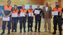 El jefe de Protecci�n Civil de Valdovi�o, junto al alcalde y otros voluntarios de la agrupaci�n