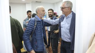 Farruco Fraga con Evencio Ferrero, rodeado por el edil Ramn Varela y otros militantes