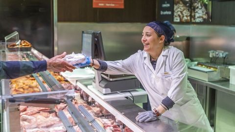 Una trabajadora de un supermercado de Gadis