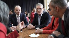 Starmer con miembros de su equipo