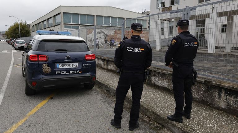 La Polica Nacional previene trapicheos de droga y absentismo en las entradasy salidas de los dos institutos de Viveiro