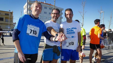 El titular de la Xunta, Alfonso Rueda; el alcalde de Porto do Son, Luis Oujo, y el conselleiro de Mar, Alfonso Villares, al trmino de la prueba.