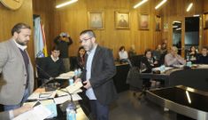 Francisco Vilari�o en el momento de prometer su cargo como nuevo edil nacionalista. 