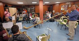 <span lang= gl >Samuel P�rez Llobel (� dereita da imaxe) durante un dos ensaios previos ao concerto coa banda de Boiro</span>