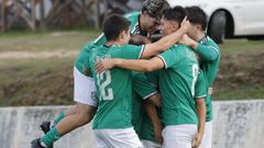 La plantilla burelista celebra un gol en la visita del O Val a A Marosa.