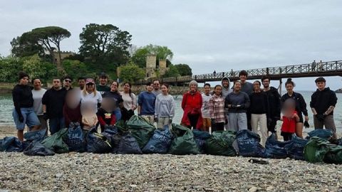 Los voluntarios que limpiaron Santa Cruz, con las bolsas de residuos quitados de este arenal.