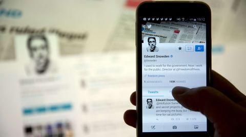 Un usuario de Twitter muestra la cuenta recin estrenada de Edward Snowden.