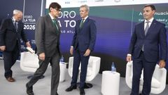 Alfonso Rueda, en el centro, junto a Salvador Illa e Imanol Pradales.
