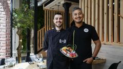 Jon y Omar posan en el nuevo local que Sibuya acaba de inaugurar en Ourense