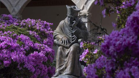 Claustro de Fonseca, con el busto del arzobispo en el centro, quien impuls la creacin de la Universidade de Santiago