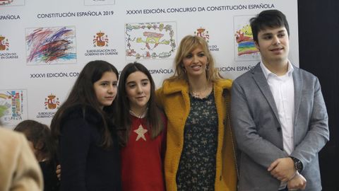 La diputada socialista Marina Ortega junto a su familia.
