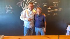 Elio Fernndez, a la izquierda, con Paco Ron, quien con la Taberna de Viavlez logr la primera estrella Michelin para el occidente asturiano hace ya ms de 25 aos
