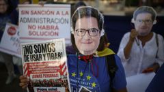Los interinos que se manifestaron portaban caretas con el rostro del ministro de la Funci�n P�blica, �scar L�pez