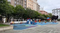 La zona de juegos del parque de la plaza de Vigo, precintada este jueves por la ma�ana