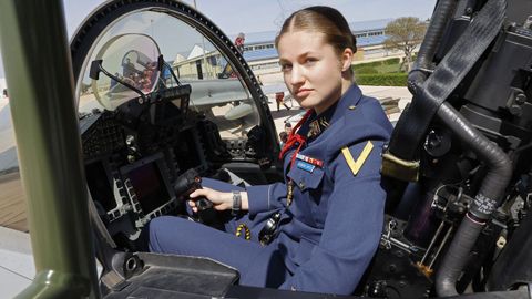 La princesa Leonor de Borb�n, durante su visita a la Base A�rea de Los Llanos en Albacete