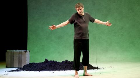 O actor X�lio Abonjo, caracterizado como Balbino, este m�rcores no �ltimo ensaio de �Memorias dun neno labrego� antes da estrea do espect�culo, que espertou grande expectaci�n entre o p�blico.