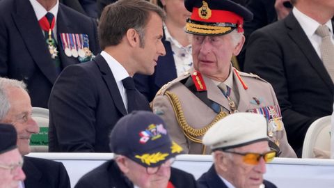 Macron y Carlos III  charlan durante la ceremonia 